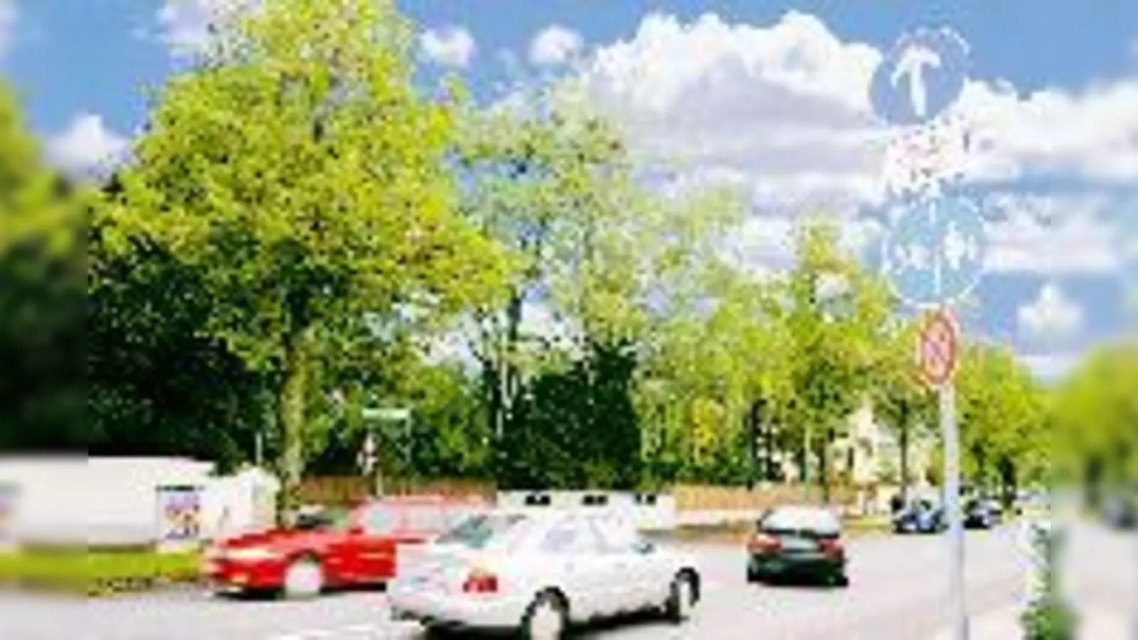 Trotz Linksabbiegeverbot (Geradeaus-Pfeil rechts): Viele Pendler durchqueren  jetzt über die Havelstraße die Parkstadt. Die Anwohner sind genervt. (Foto: ms)