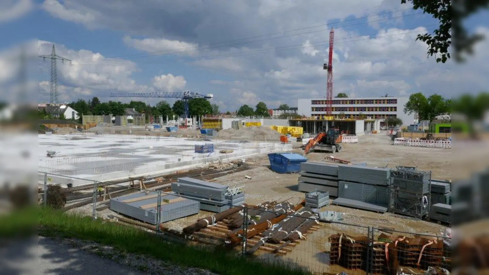 Die Radtour des „Bündnisses für Karlsfeld” führte unter anderem vorbei an der Baustelle für die neue Grundschule. (Foto: Adrian Heim)