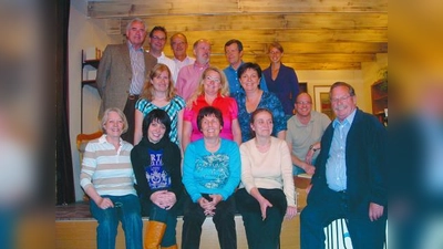 Auf und hinter der Bühne aktiv sind vorne v.l. Gabi Braukhaus, Kerstin Mundl, Bärbel Schaupp, Brigitte Zirk, zweite Reihe v.l. Sonja Scheibner, Nathalie Wieland, Beate Kroha, Stefan Gruber, hinten v.l. Rudi Böhm, Michael Schlembach, Adi Frank, Peter Sill, Peter Schaupp, Tanja Böhm und rechts Spielleiter Ernst Pritschet. (Foto: bb)