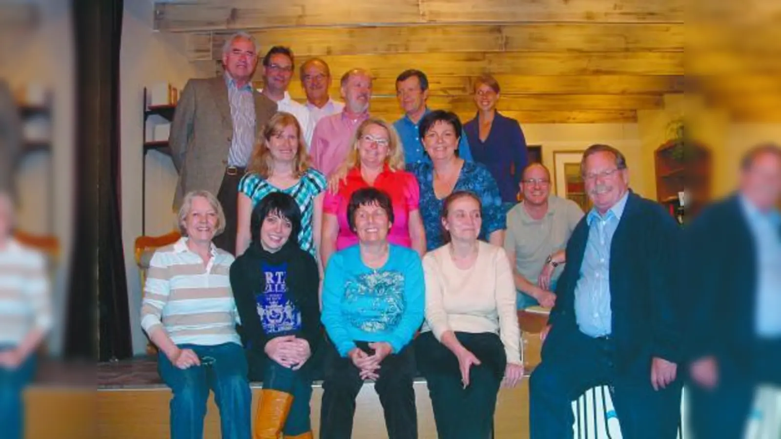 Auf und hinter der Bühne aktiv sind vorne v.l. Gabi Braukhaus, Kerstin Mundl, Bärbel Schaupp, Brigitte Zirk, zweite Reihe v.l. Sonja Scheibner, Nathalie Wieland, Beate Kroha, Stefan Gruber, hinten v.l. Rudi Böhm, Michael Schlembach, Adi Frank, Peter Sill, Peter Schaupp, Tanja Böhm und rechts Spielleiter Ernst Pritschet. (Foto: bb)