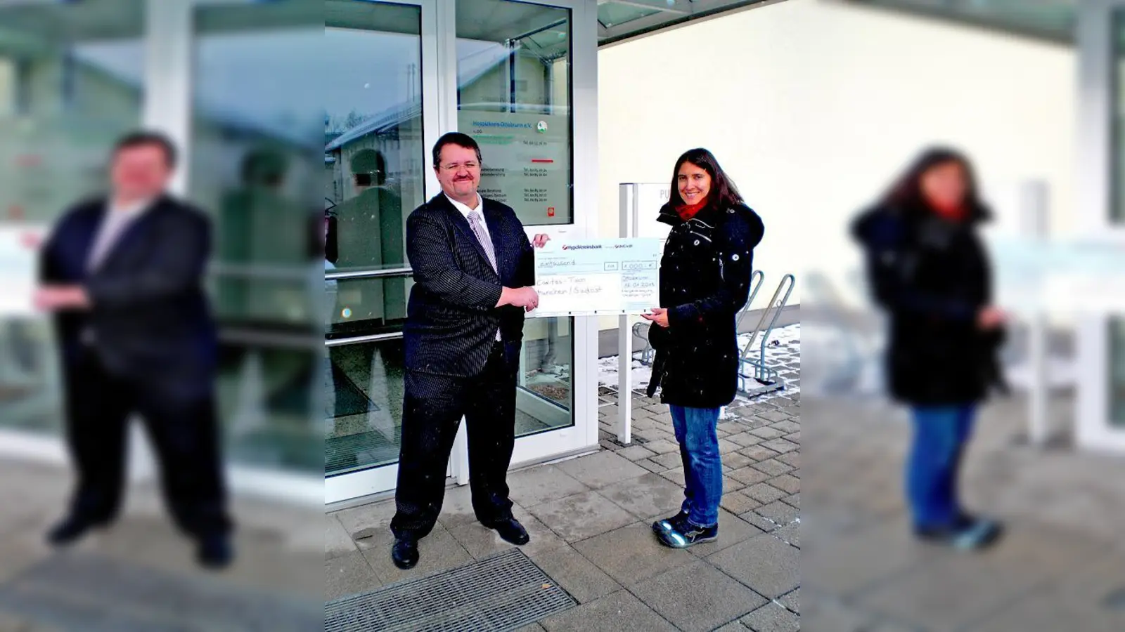 Vertriebsleiter Christian Varga überreicht Shila Kundu von der Caritas den Spendenscheck.	 (Foto: EVO)