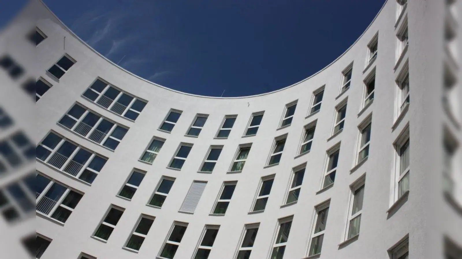 Eine runde Sache: das Evangelische Pflegezentrum mit der PflegeAkademie. Beide Einrichtungen befinden sich unter einem Dach. Der Neubau gegenüber des ehemaligen Siemens-Hochhauses wurde 2013 errichtet. (Foto: job)