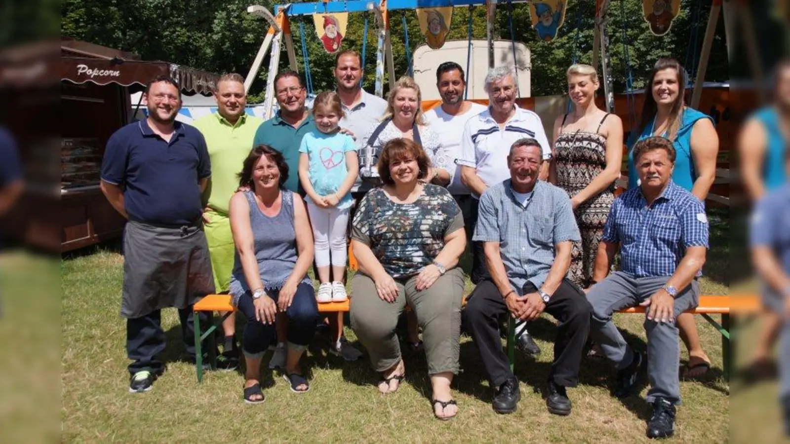 Sie und ihre Familien sind schon seit Jahren oder sogar Jahrzehnten mit Ständen oder Fahrgeschäften auf dem Magdalenenfest vertreten: hintere Reihe v.l. Karl Judenhofer, Karl Kollmann, Friedrich Erhardt sen., Stefan Felber, Tina Träger, Alois Traber, Herbert Koppenhöfer, Sonja Schubert und Steffi Geier: vordere Reihe v.l. Annelies Erhardt, Fabien Erhardt, Petra Brenner, Peter Erhardt und Rudi Tränkler (Foto: Dieter Schneider)