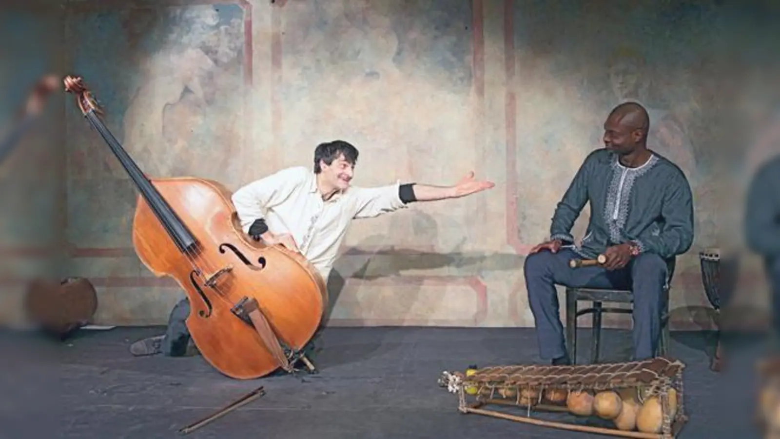 Stefan Lanius und John Awofade Olugbenga in ihrem neu entwickelten Bühnenstück. 	 (Foto: H. Lobinger)