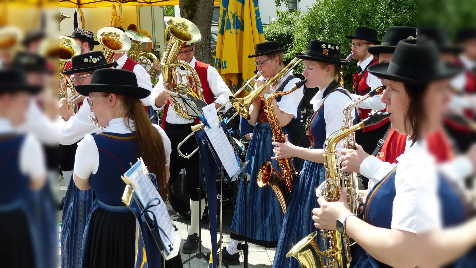 Musikalisch startet der Marktsonntag um 11 Uhr am Maibaum mit einem Standkonzert der Musikkapelle Poing unter Leitung von Angela Ebmeyer. (Foto: Gewerbeverband)