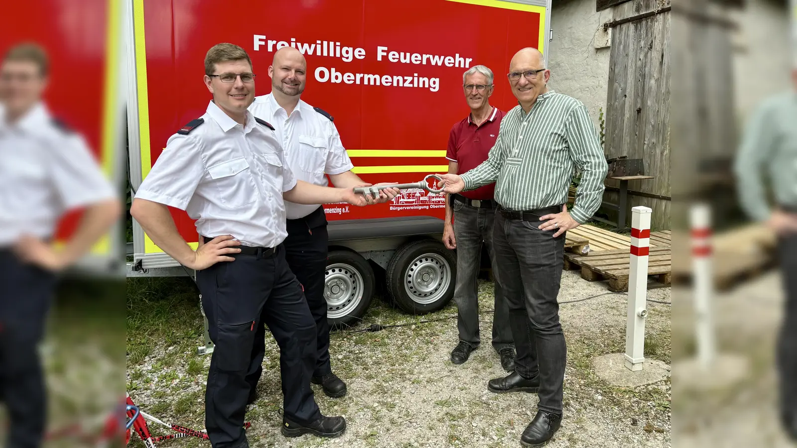 Feierliche Übergabe: zum 150. Jubiläum der Obermenzinger Feuerwehr stiftete dei Bürgervereinigung einen neuen Kühlanhänger. V.l. Matthias Stangl und Kommandant Lars Siemers sowie Thomas Hasselwander und Frieder Vogelsgesang von der Bürgervereinigung. (Foto: Ulrike Seiffert)