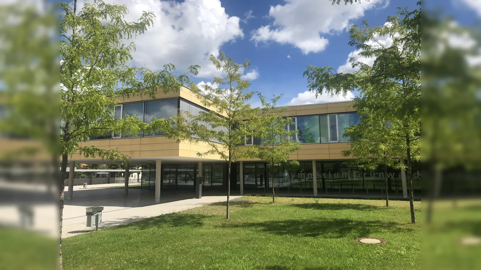 Das Gymnasium Grünwald gehört zu den Landkreisschulen, die auch von Corona-Fällen betroffen sind. (Foto: hw)