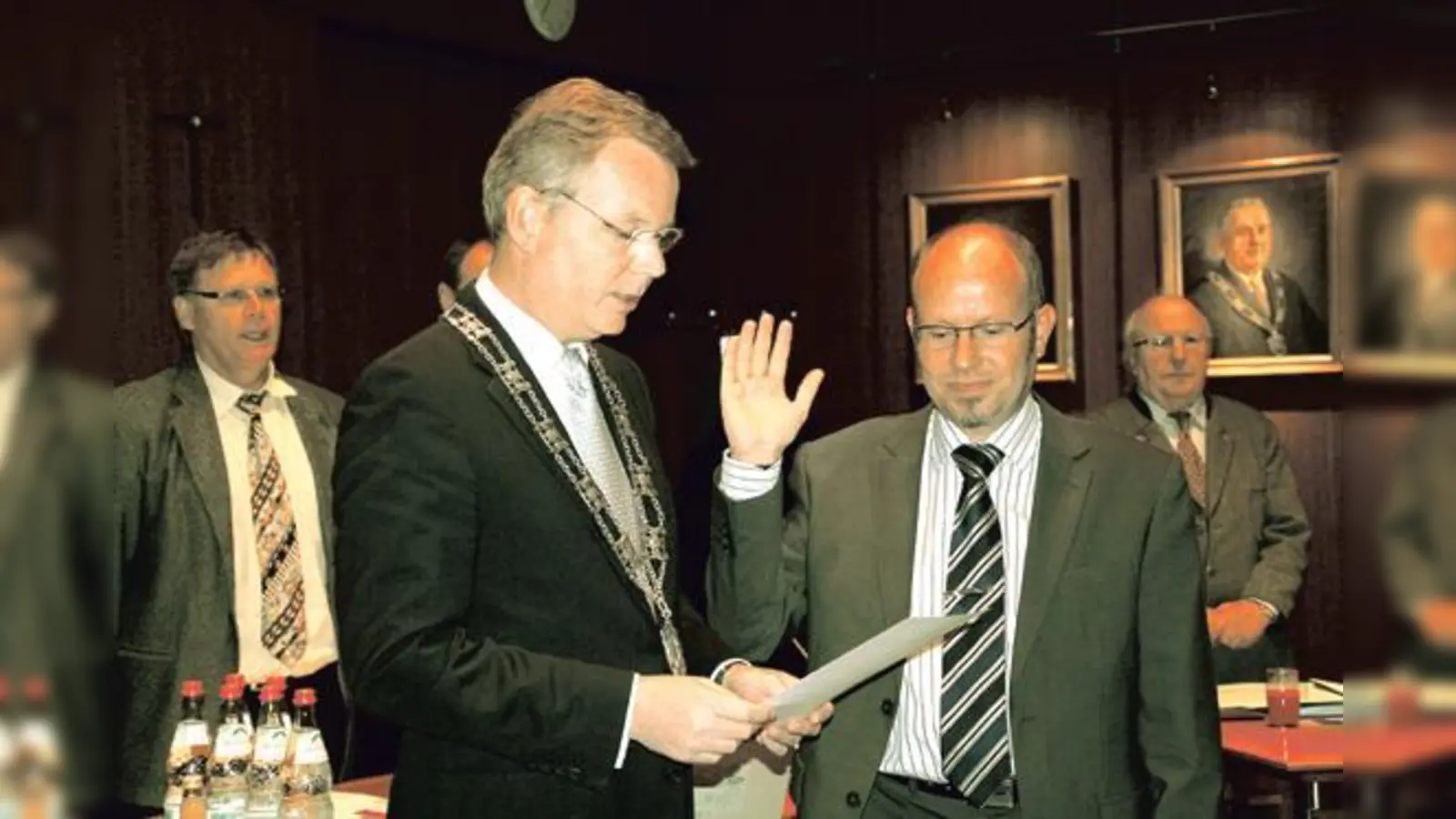 Bürgermeister Jan Neusiedl vereidigte Thomas Lindbüchl auf der jüngsten Gemeinderatssitzung.  (Foto: hol)