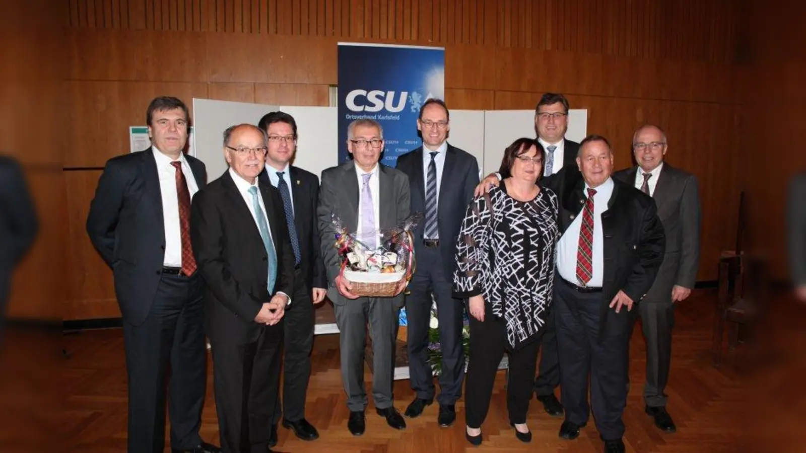 CSU-Neujahrsempfang in Karlsfeld (v.l.): Bürgermeister Stefan Kolbe, Bezirkstagspräsident Josef Mederer, Christian Bieberle (Ortsvorsitzender CSU Karlsfeld), Robert Mizia (Chef des Strategischen Innovationszentrums der Bayerischen Polizei), Bernhard Seidenath (Landtagsabgeordneter), Cornelia Stadler (Vorsitzende Frauenunion Karlsfeld), Landrat Stefan Löwl, Bernhard Gaigl (ehemaliger Ortsvorsitzender CSU Karlsfeld) und Wolfgang Offenbeck (Kreistags- und Gemeinderatsmitglied). (Foto: CSU Karlsfeld)