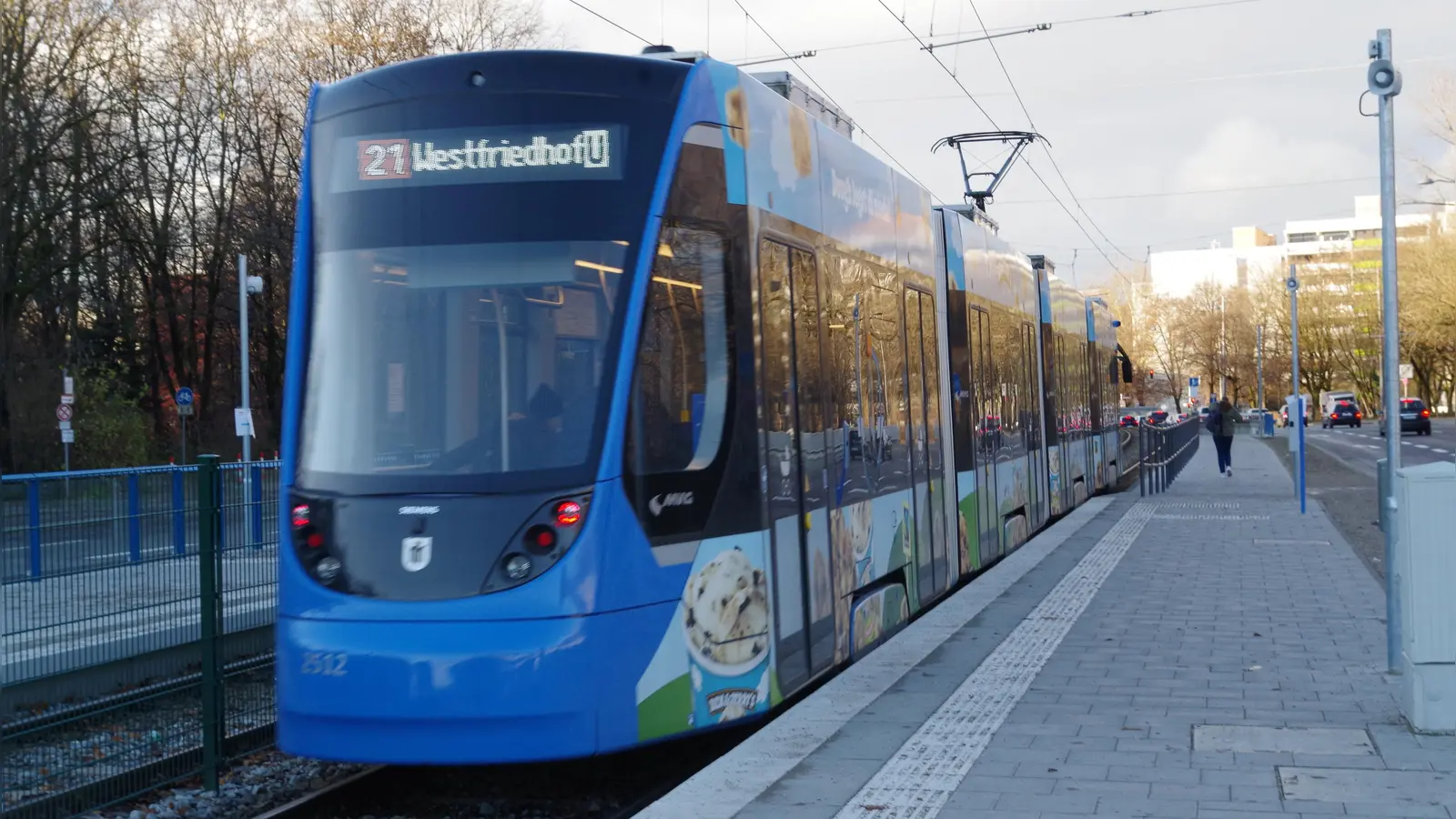 Die Haltestell „Olympiapark West“ wirkt nach wie vor kahl und unwirtlich. Es fehlen Wartehäuschen, Anzeigentafeln und auch ein Fahrkartenautomat. (Foto: kö)