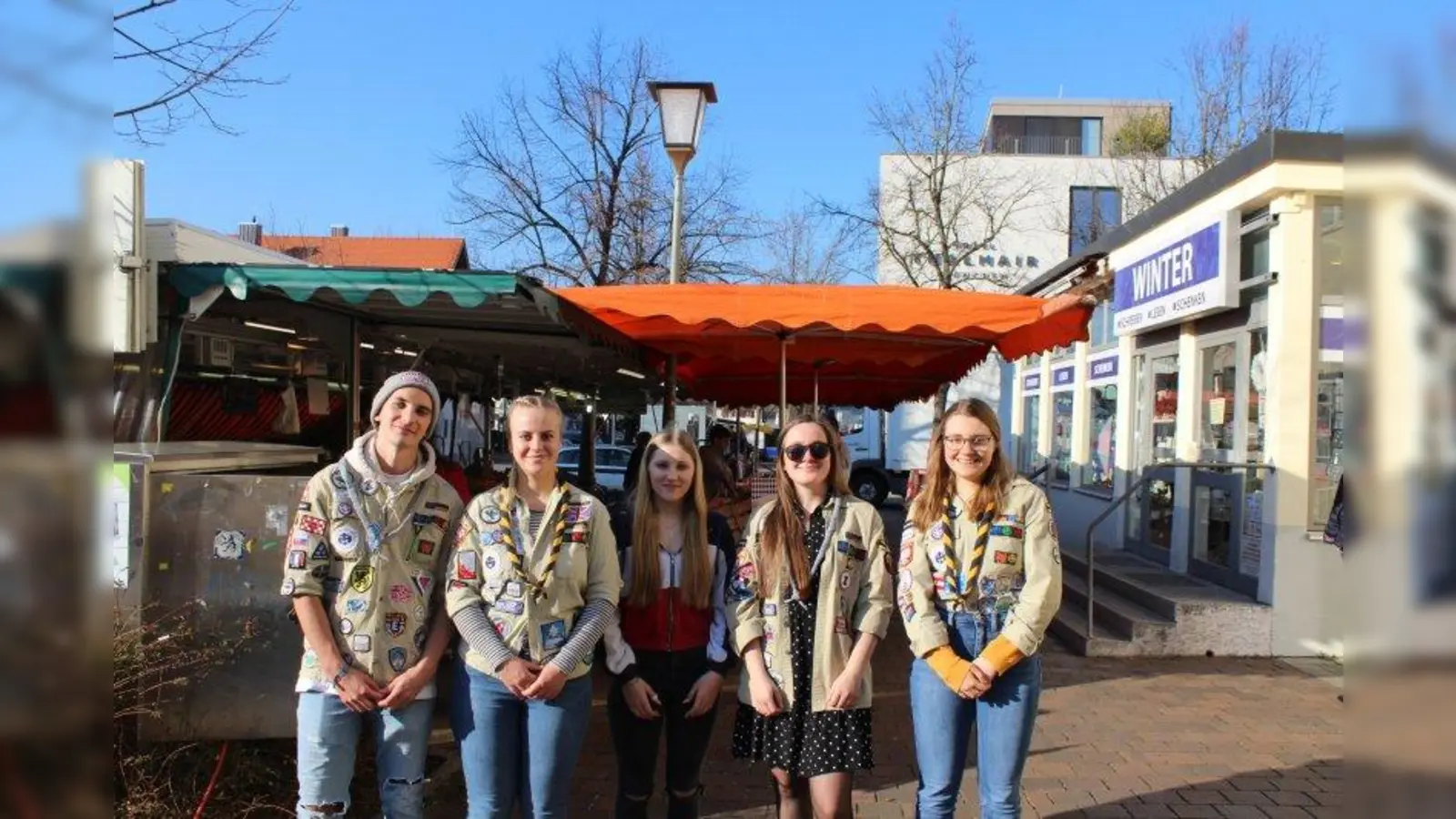 Ein kleiner Teil der Pfadfinder St. Canisius hat sich für ein Foto auf dem Wochenmarkt in der Heiglhofstraße eingefunden. Sie bieten ab sofort Risikogruppen Unterstützung bei Besorgungen an. (Foto: Pfadfinder St. Canisius)