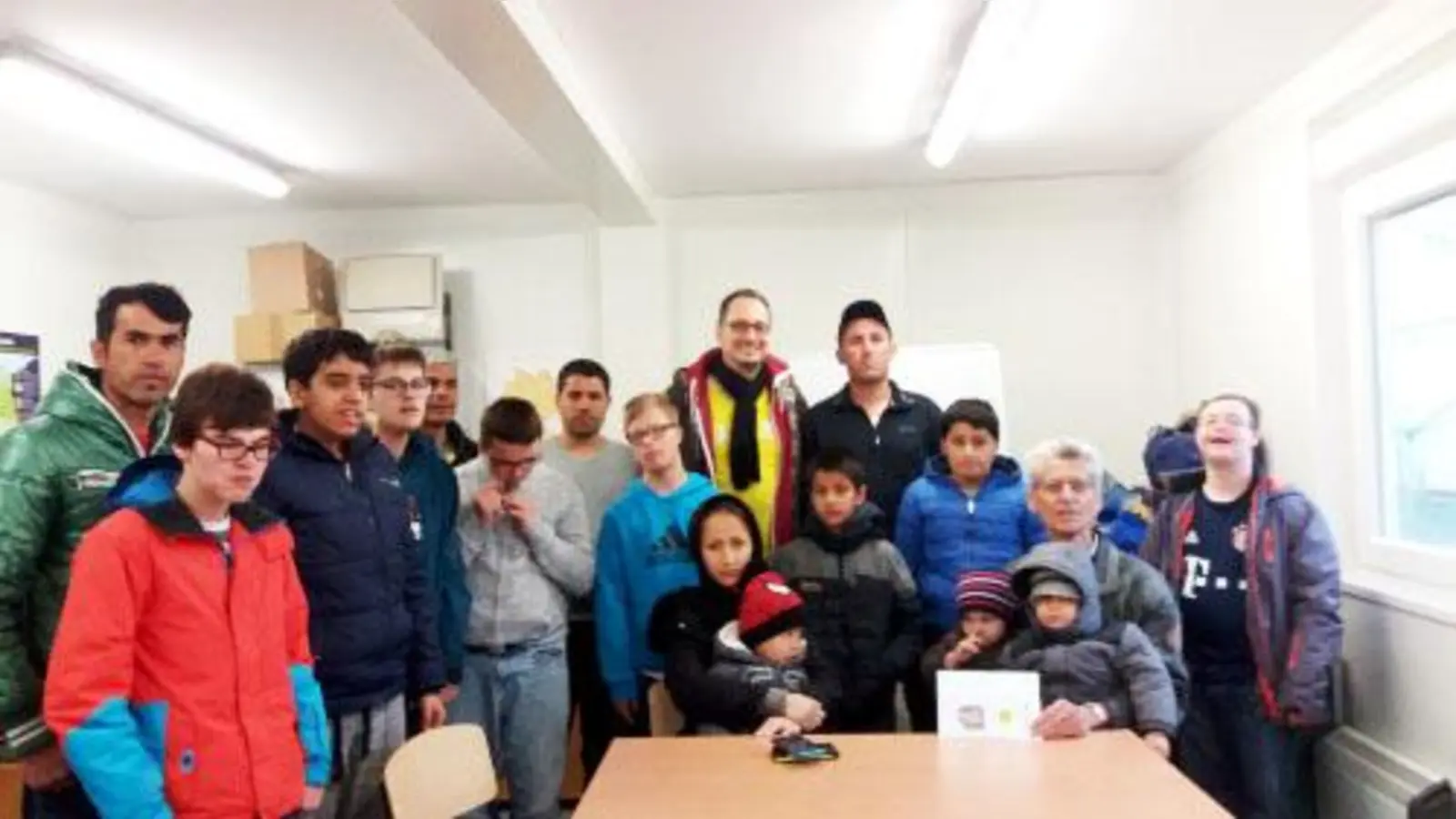 Die Schüler der Franziskus-Schule wollten helfen und sammelten für Flüchtlinge 400 Euro. Am 4. April übergaben sie stolz die Spende dem Verein &amp;quot;Von Mensch zu Mensch&amp;quot;. (Foto: Lebenshilfe Starnberg)