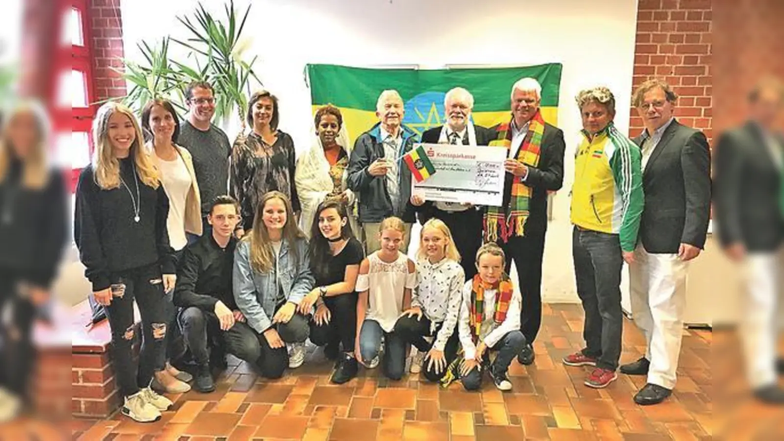(Von li. nach re.): Monika Reschberger, Benedikt Zillner, Stephanie Wiedenmann, Sara Bekele, Norbert Paul, Anton Stephan, Direktor Rüdiger Modell, Alexander Bestle, Stephan Kruse und das Schüler-Orga-Team. 	 (Foto: Partnerschaft mit Alem Katema e.V.)