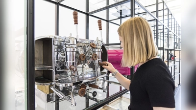 Eines der vielen Glanzstücke der Sonderausstellung des Deutschen Museums: das Kaffeemaschinenregal im Bereich Technik. (Foto: Deutsches Museum/Christian Illing)
