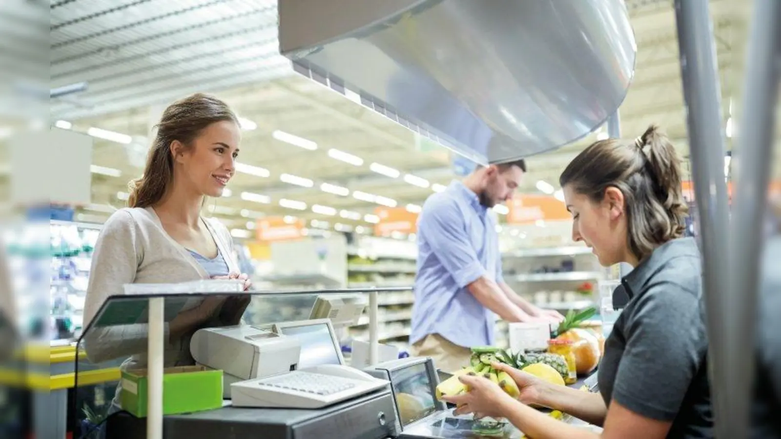 Die Frauen und Männer an der Supermarktkasse und ihre Kollegen im Einzelhandel stellen unsere Versorgung mit dem Wichtigsten sicher. Danke! (Foto: colourbox.com)
