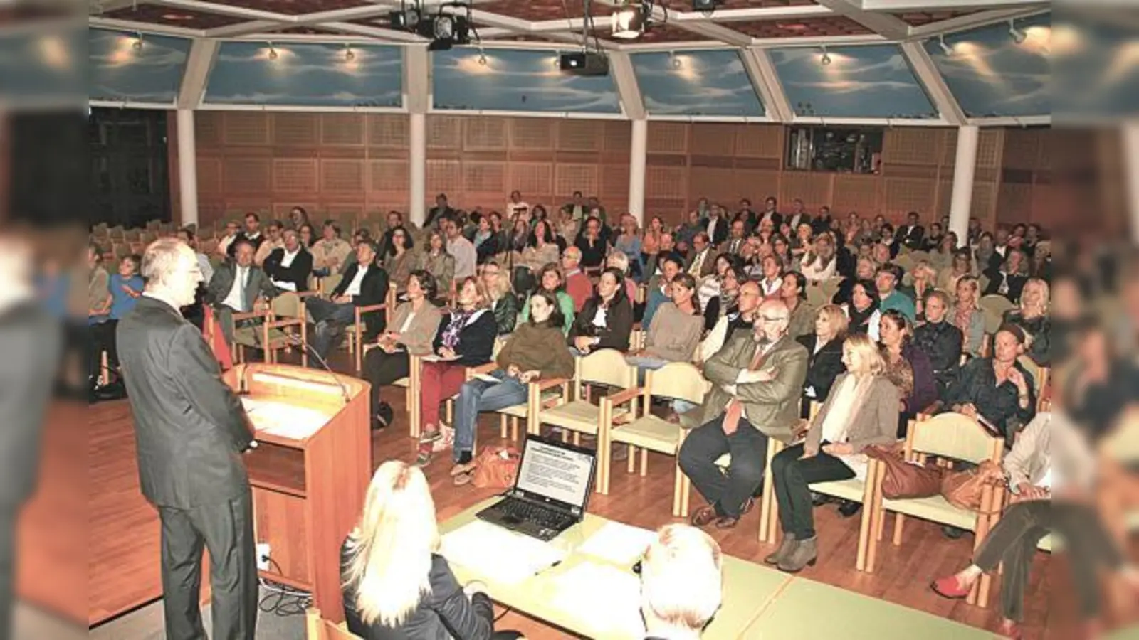 Ministerialbeauftragter Richard Rühl beantwortete zahlreiche Fragen zum neuen Gymnasium.	 (Foto: hol)