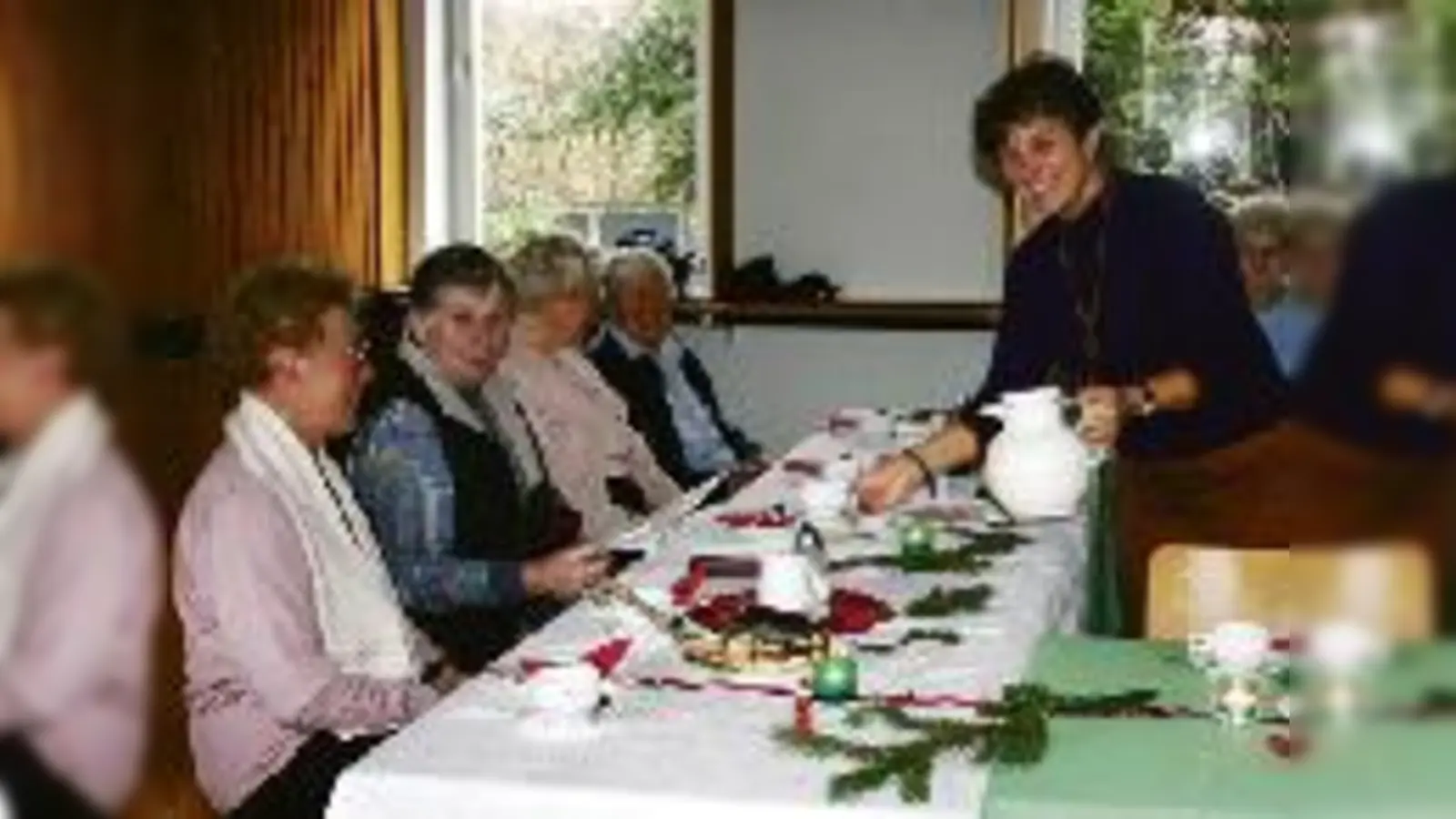 Kaffee und Kuchen sorgt für den gemütlichen Rahmen: beim Seniorenclub der Immanuelkirche am Montagnachmittag dieser Woche bewirtet eine der Organisatorinnen, Renate Öfner, (rechts) gerade einige der Gäste.  (Foto: pa)