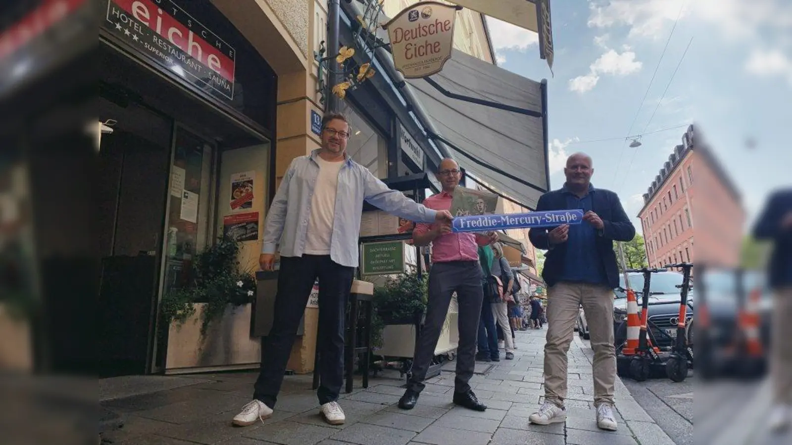 Nikolas Gradl (m.) präsentiert das neue Straßenschild. (Foto: SPD)