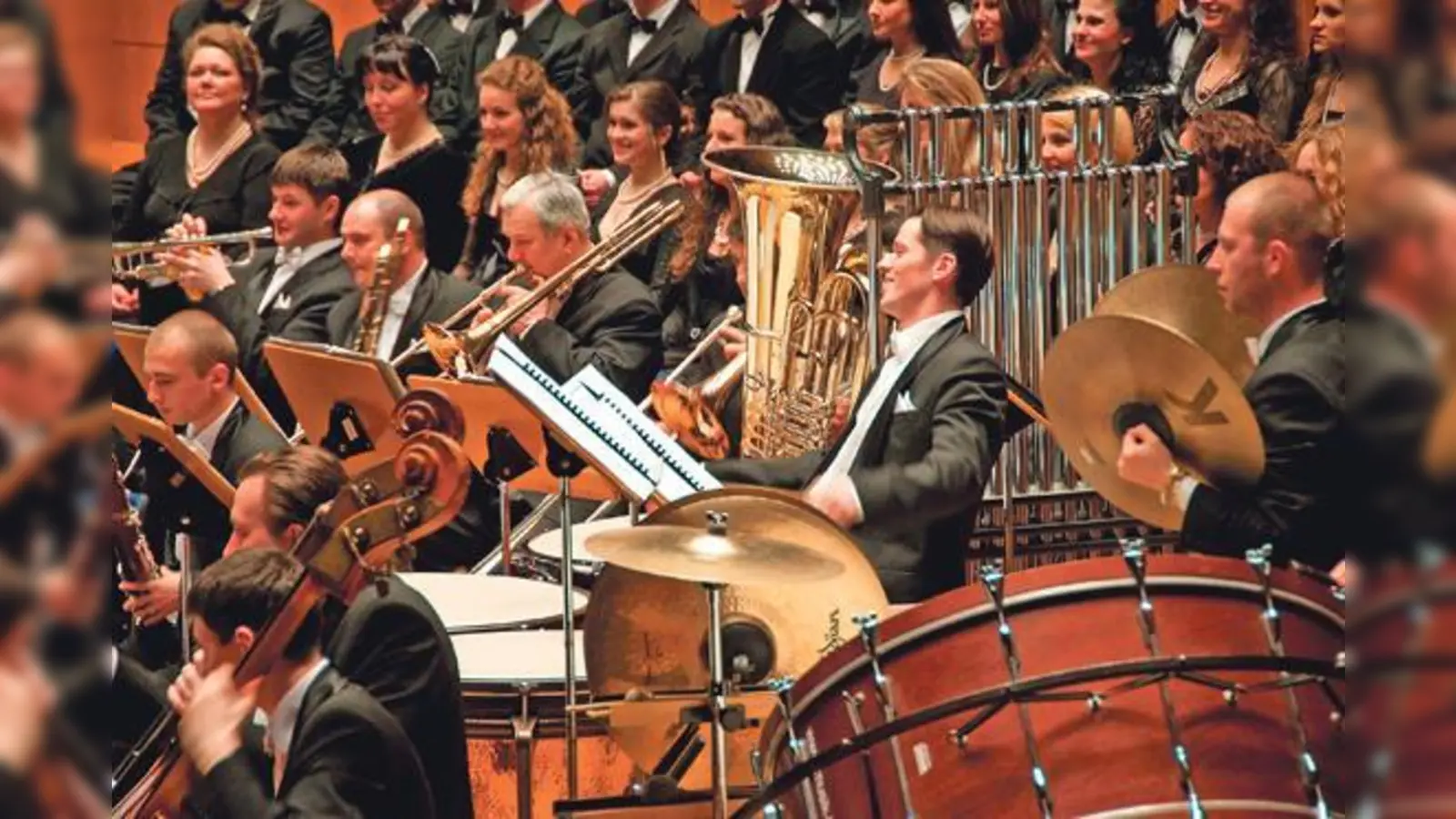 Das berühmte Vokalensemble setzt sein anspruchsvolles Repertoire im Zusammenspiel mit  dem Orchester perfekt in Szene.  	 (Foto: DaCapo/J. Kendlinger)