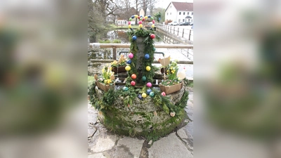 Der von den Drittklässlern geschmückte Osterbrunnen am Sollner Weiher. (Foto: job)
