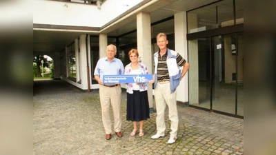 Die VHS Würmtal hat am Planegger Marktplatz endlich ein eigenes Zuhause. Im kommenden Schuljahr muss sich die Schule allerdings noch provisorisch im Übergangsheim zurechtfinden. Jochen Schwerdtner, Annemarie Detsch und Kurt Landwehrmann (v.l.) präsentieren schon einmal das Schild am neuen Eingang. (Foto: US)