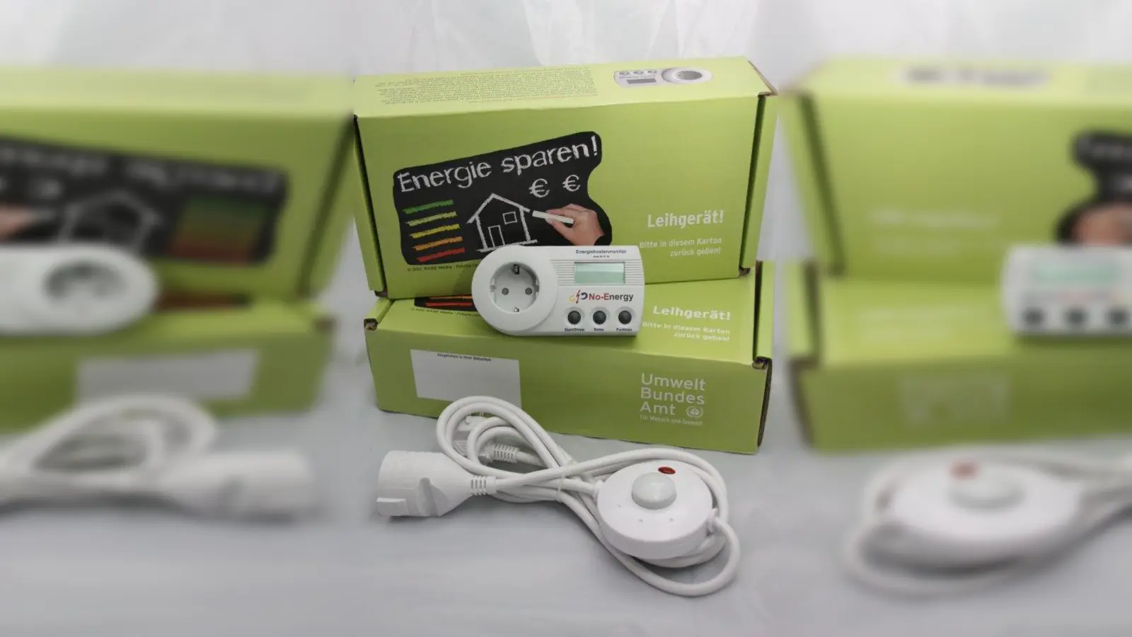 Das Messgerät zwischen Steckdose und dem zu untersuchenden Gerät gesteckt, misst den Stromverbauch eines Elektrogeräts. (Foto: pi)