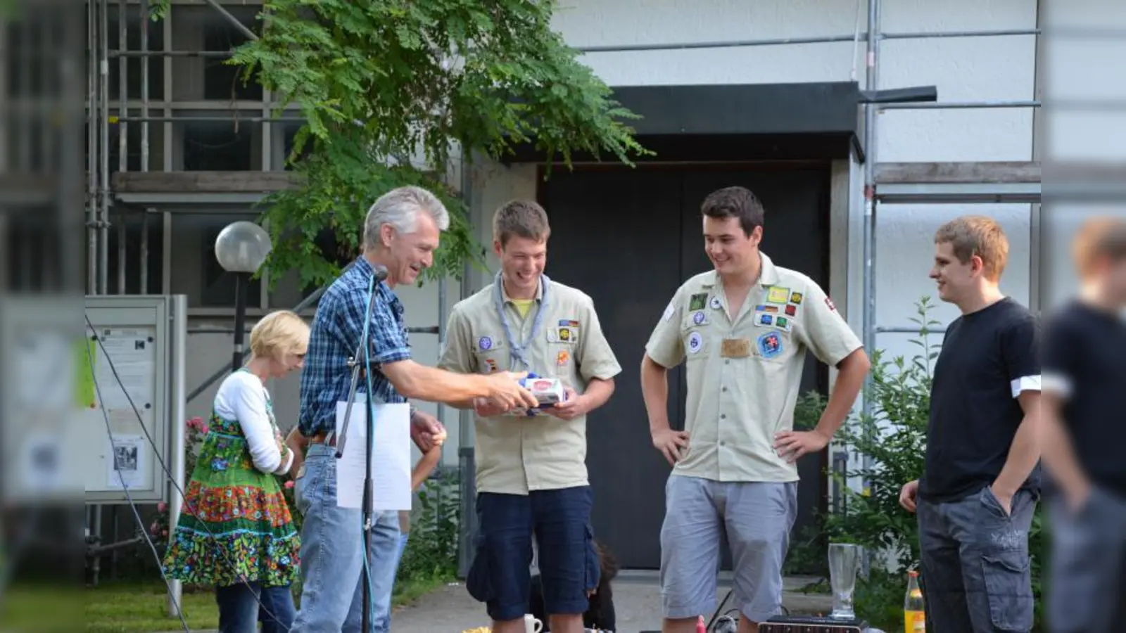 Andreas Rosner (2.v.l) und Florian Endriß (2.v.r.) sind die neuen Stammesvorstände der Pfadfinder St. Willibald. (Foto: pi)