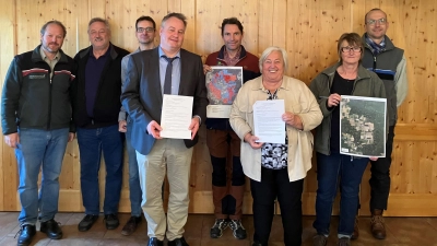 Bei der Vertragsunterzeichnung für die Katasterneuvermessung Eichenhausen: (v.l.) Olaf Rahm (staatlicher Förster), Martin Sterflinger (Umweltamtsleiter), Mathias Stadler (Vermessungsamt), Ulrich Beigel (Vermessungsdirektor) Florian Loher, (Geschäftsführer WBV), Barbara Bogner (1. Bürgermeisterin), Barbara Rothe (Abteilungsleiterin AELF) und Alois Beer (Fachstelle ISP). (Foto: Sterflinger)