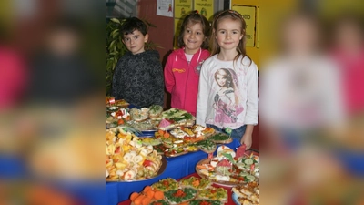 Dass gesunde Ernährung auch lecker schmeckt – das kann man am Brote- und Obstspieß-Büfett der Klasse 2a richtiggehend sehen! (Foto: Eva Wobido)