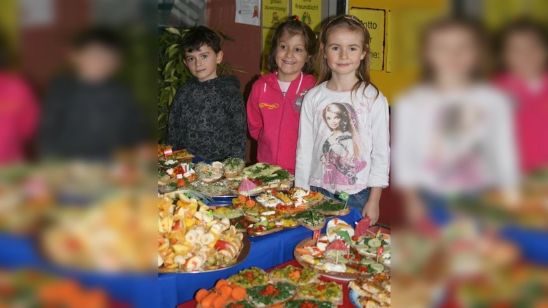 Dass gesunde Ernährung auch lecker schmeckt – das kann man am Brote- und Obstspieß-Büfett der Klasse 2a richtiggehend sehen! (Foto: Eva Wobido)
