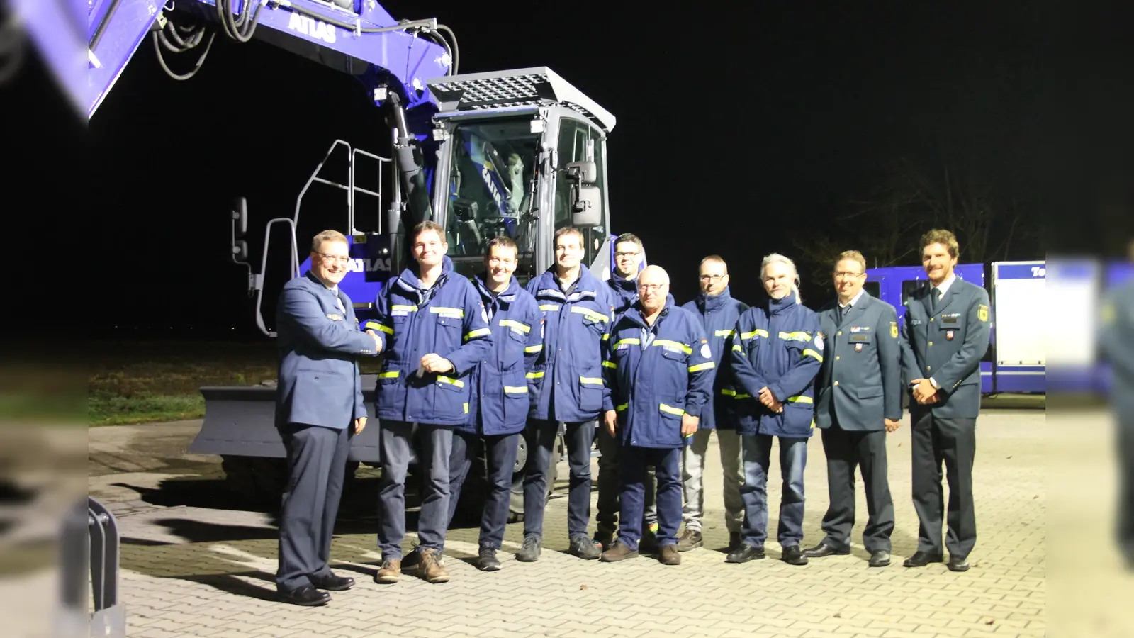 Dr. Fritz-Helge Voß (links) überreichte dem THW Ortsverband Markt Schwaben einen nagelneuen Radbagger.  (Foto: THW Markt Schwaben)