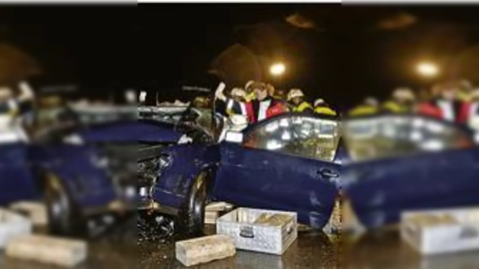 Bis zum Armaturenbrett hatte sich die Leitplanke bei dem Unfall am Isarring in das Auto gebohrt. Der Fahrer wurde zwar schwer verletzt, Lebensgefahr besteht aber  (nicht.Foto: Feuerwehr)