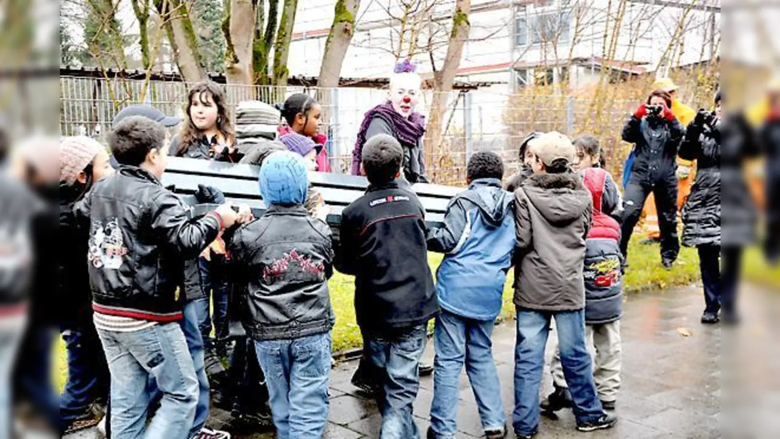 Schüler helfen beim Aufbau der Bank vor der Grundschule in der Weißenseestraße mit. 	 (Foto: Green&City)