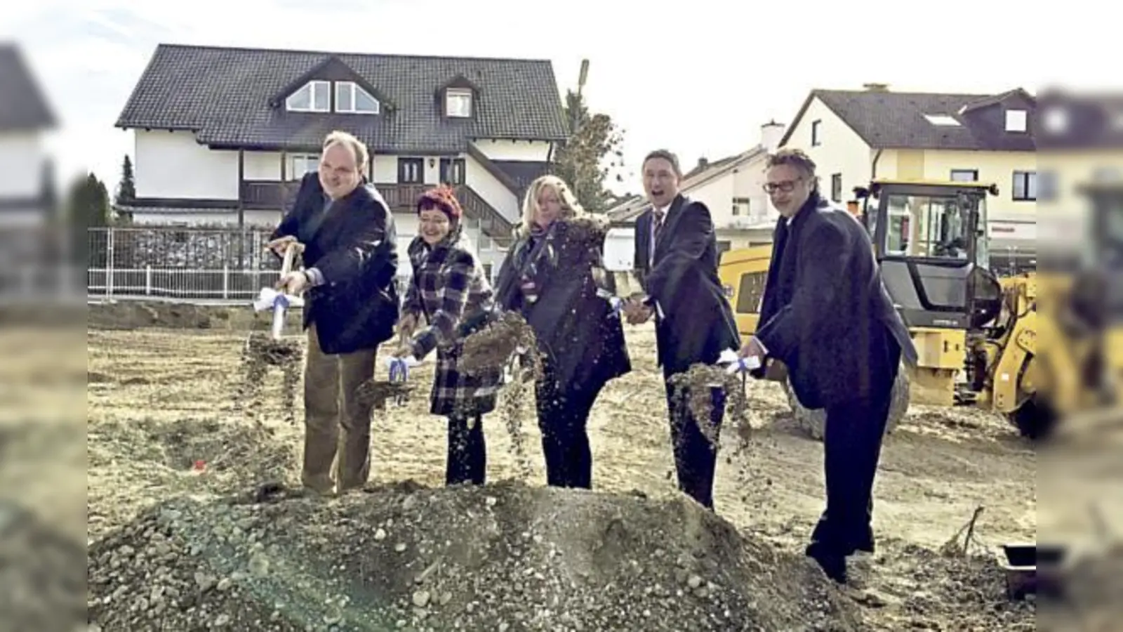 Jetzt kanns  (Foto: Landrat Christoph Göbel, Hilturd Schmandt-Müller von der Regierung von Oberbayern, Schulleiterin Evi Birkhölzer-Schmidt, Bürgermeister Christoph Böck sowie Architekt Manfred Felix (v.l.) haben symbolisch begonnen, die Baugrube auszu)