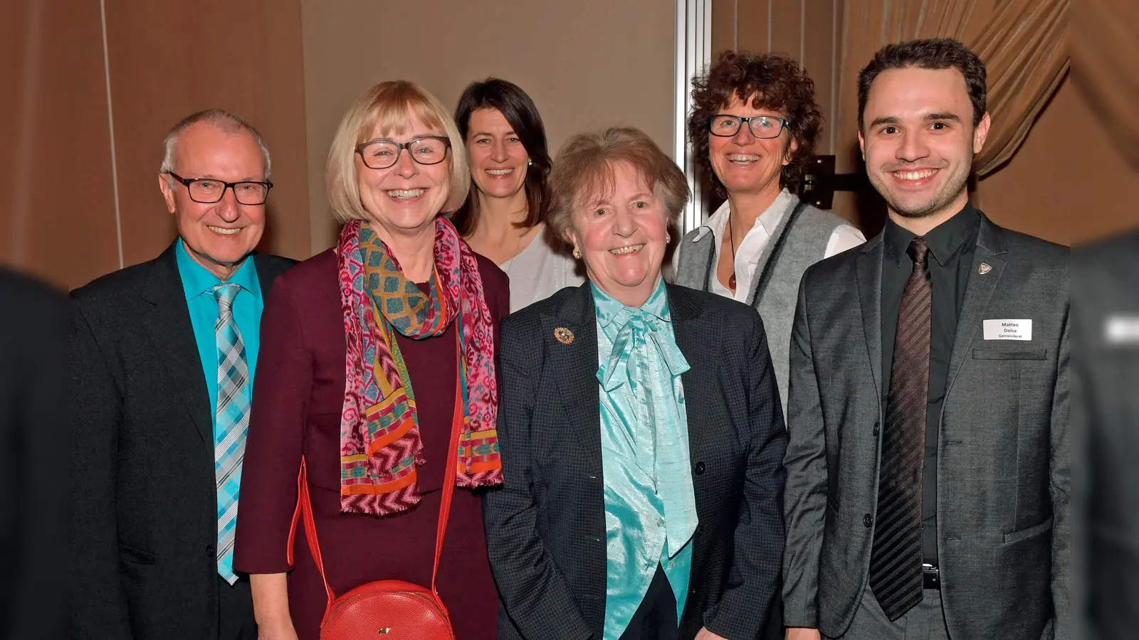 Für die Bienen: (v. l.) Rudi Schwab (Grüne), Renate Meule (ILT), Dr. Susanne Schöber (BUND Naturschutz), Matteo Dolce (SPD); hinten: Dr. Stefanie Düsberg (Grüne) und Beatrice Brückmann (ILT). (Foto: VA)