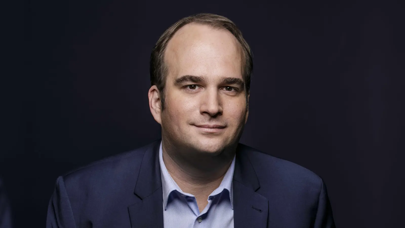 MdB Sebastian Roloff setzt sich dafür ein, dass am Theodolindenplatz wieder ein Wartehäuschen mit Sitzgelegenheit installiert wird. (Foto: Andreas Stoike)