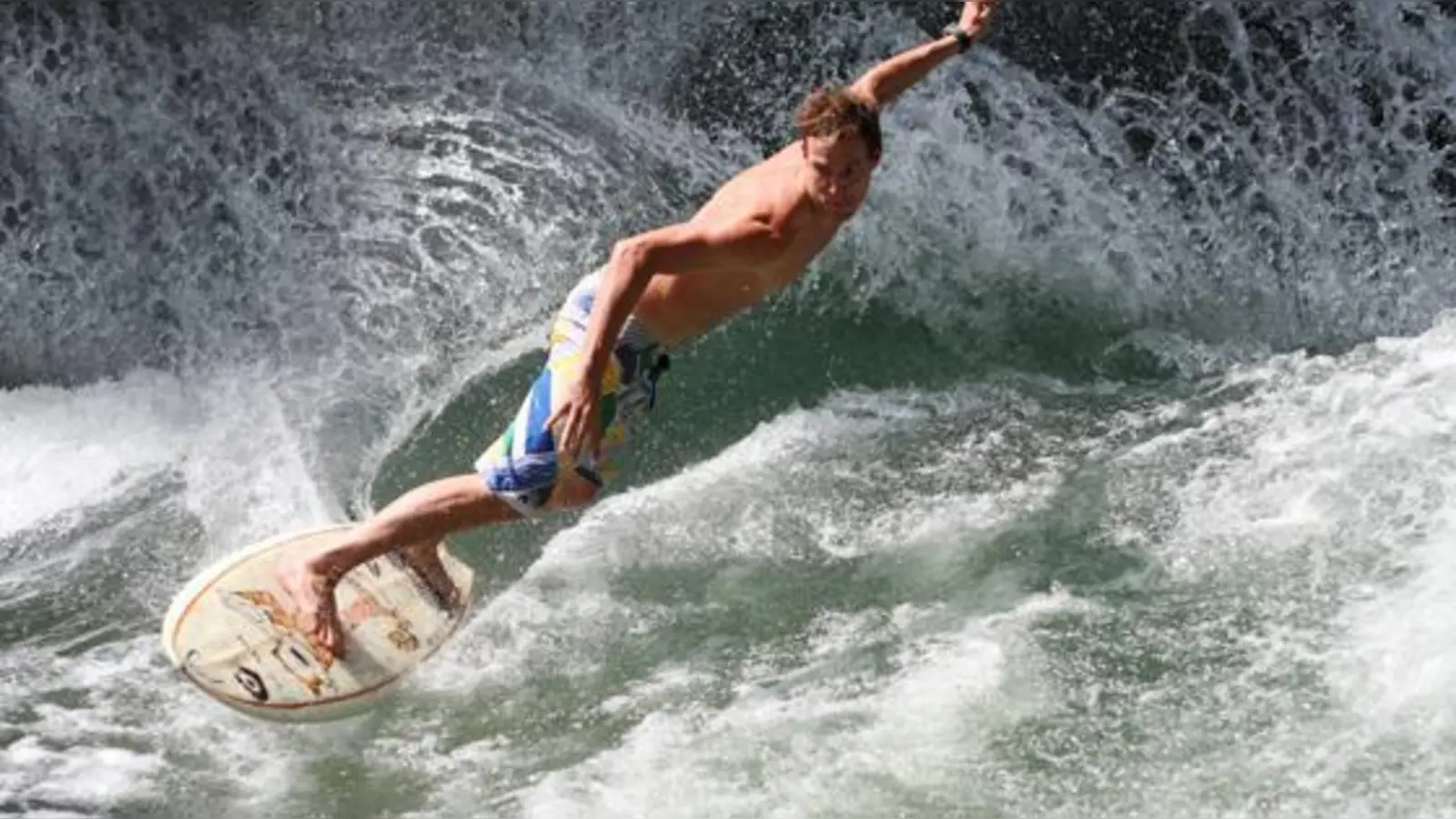 Eine Legende am Eisbach: Quirin Rohleder, einer der Protagonisten in Keep Surfing.	  (Foto: © pipelinepictures)