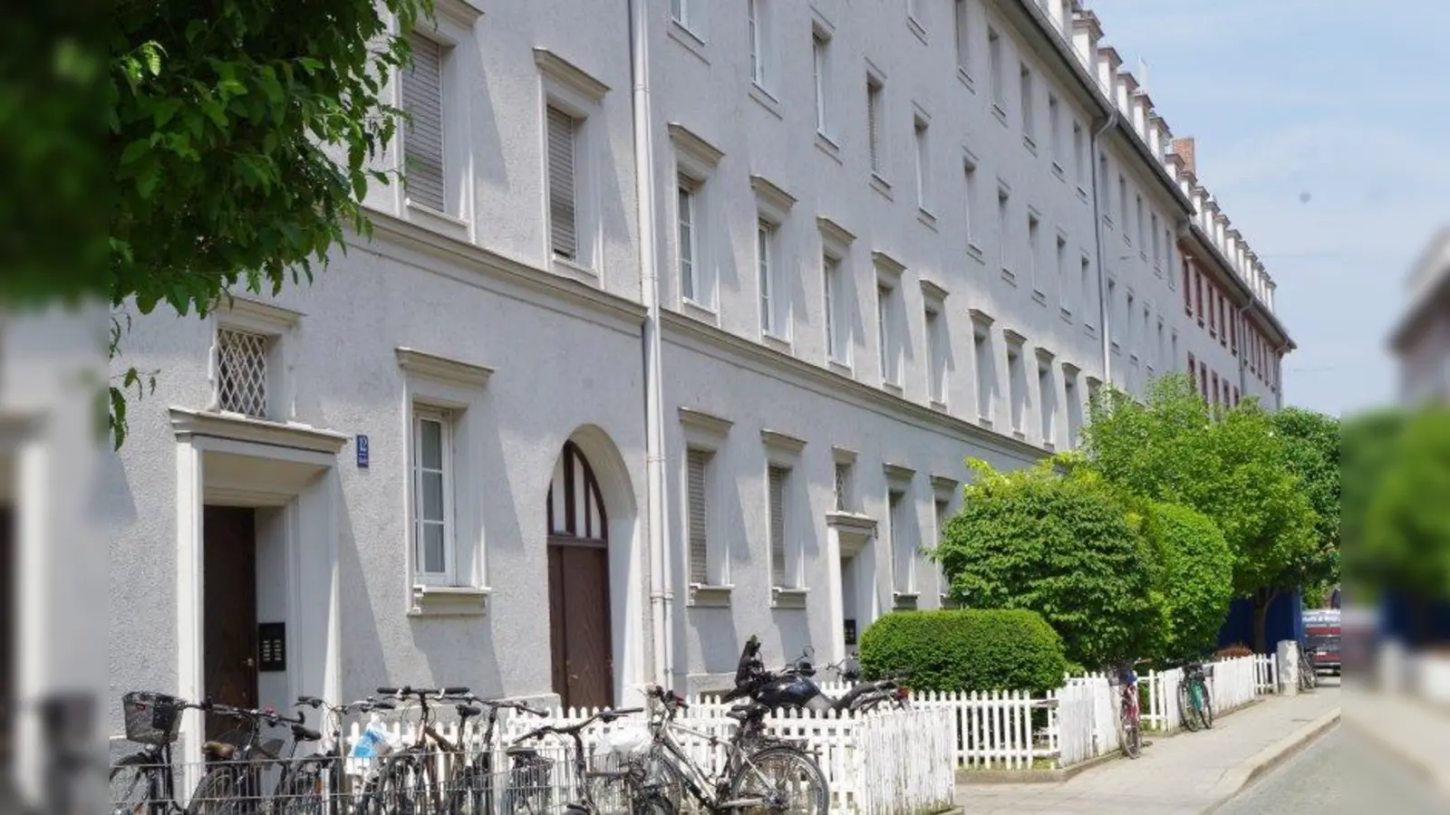 Im Zuge der Dachausbauten sollen in der Wohnanlage an der Schedelstraße Parkplätze im grünen Innenhof geschaffen werden. (Foto: kö)