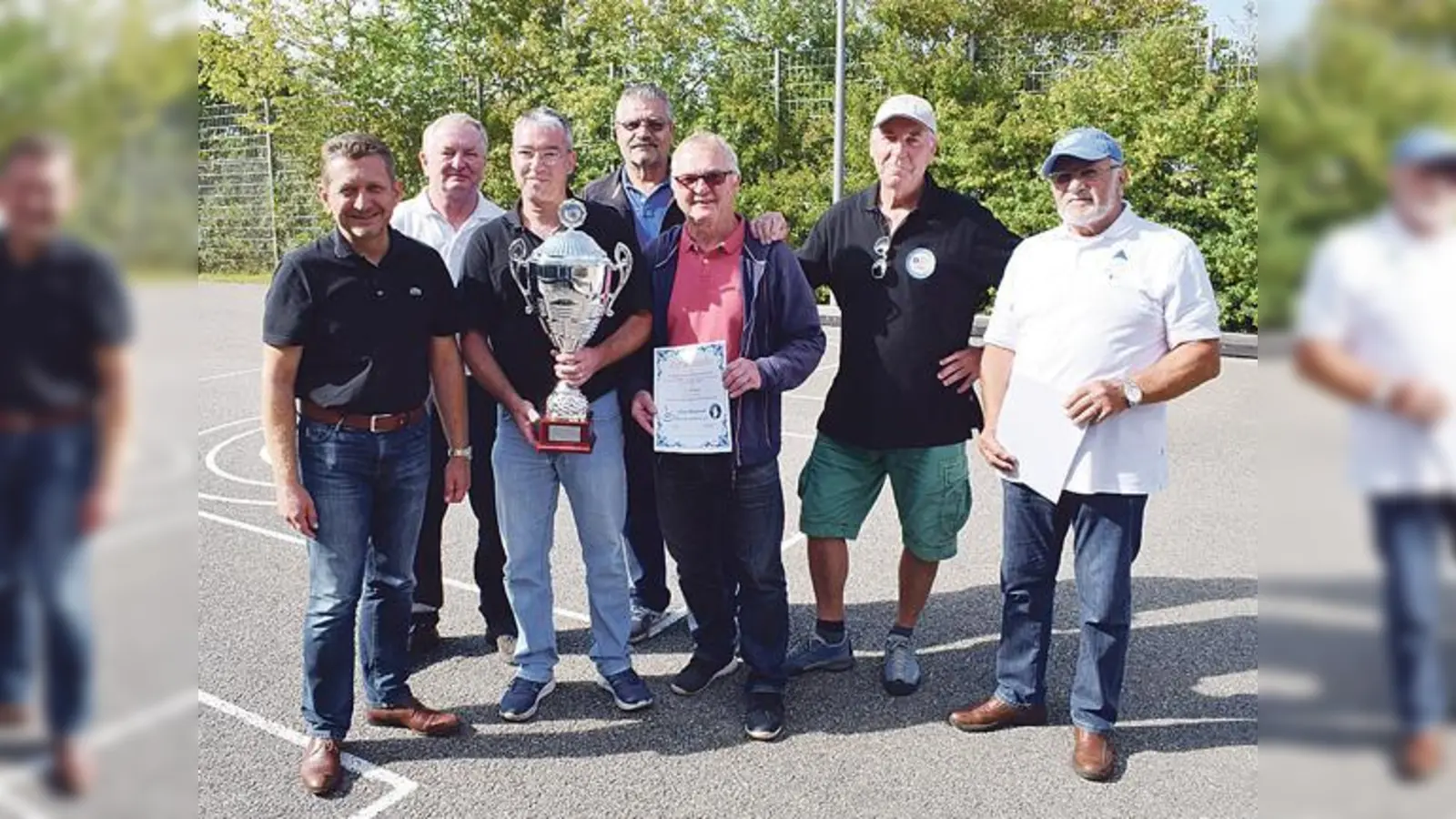 Bürgermeister Klaus Korneder gratulierte den siegreichen Putzbrunnern und überreichte den Wanderpokal.  Klaus Korneder, Jakob Karg, Christian Wölfle, Erwin Faltermeier, Fred Kugler, Udo Mausamer und Ewald Wagner (v.l.n.r.).  (Foto: Wolfgang Mende)