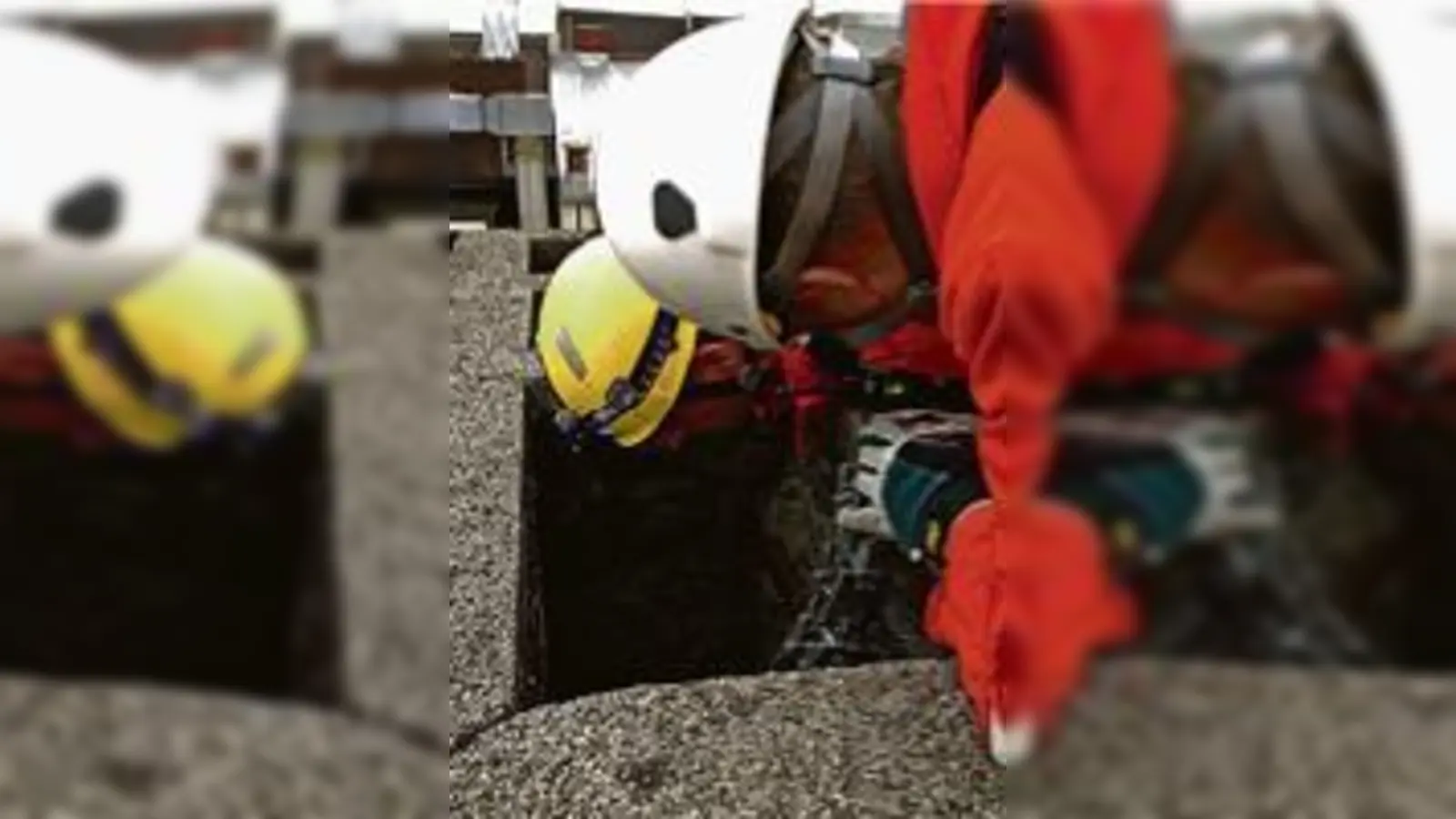 Über zwölf Stunden musste der 27-Jährige in dem 60 auf 40 Zentimeter schmalen Kamin ausharren. Die Feuerwehr barg den Mann, der nur Hautabschürfungen erlitt.  (Foto: Feuerwehr)