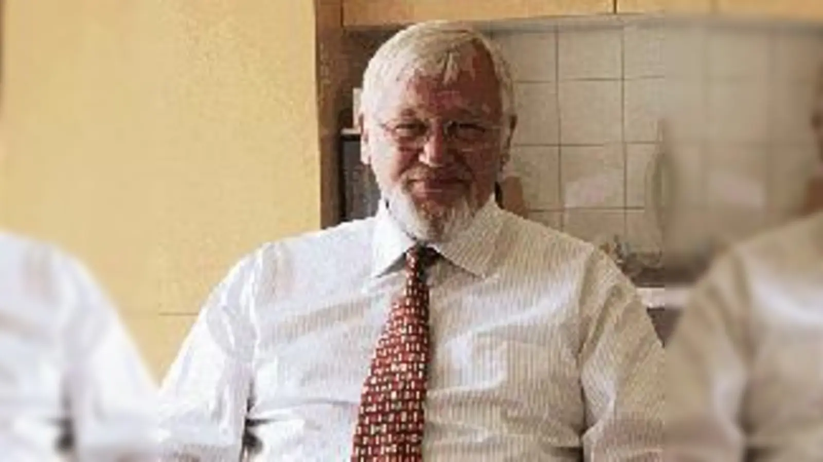 Rektor Schulte hat sich ein Leben lang für die Kinder und die Schule an der Haimhauser Straße eingesetzt. Nun geht er in den wohl verdienten Ruhestand  seine Schüler und die Schule werden ihn vermissen.	 (Foto: jal)