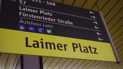 Am Bahnsteig „Laimer Platz“ sind die Ausgänge noch gut beschildert. Im Zwischengeschoss und oberirdisch fehlt jedoch eine klare Beschilderung, die etwa den Weg zu den Bussen weist.  (Foto: Beatrix Köber)