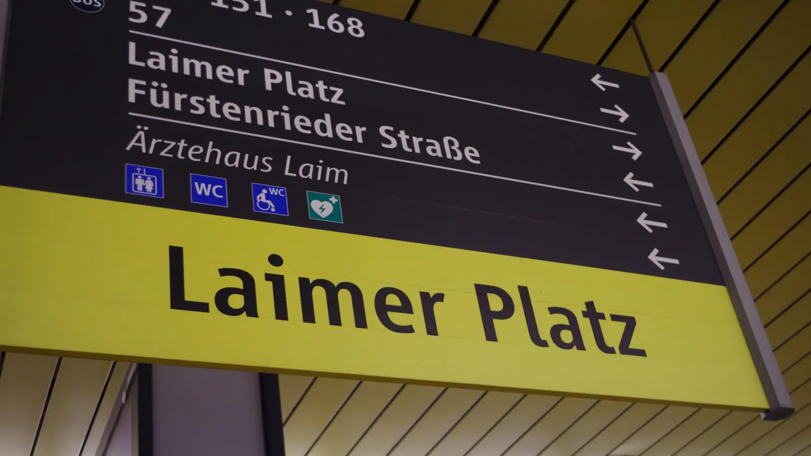 Am Bahnsteig „Laimer Platz“ sind die Ausgänge noch gut beschildert. Im Zwischengeschoss und oberirdisch fehlt jedoch eine klare Beschilderung, die etwa den Weg zu den Bussen weist.  (Foto: Beatrix Köber)