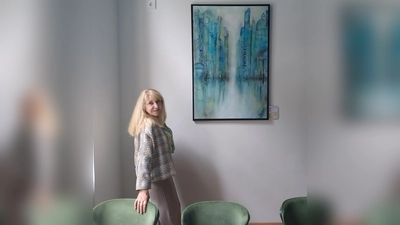 Beate Schwertl ist eine autodidaktische Künstlerin mit einer tiefen Leidenschaft für Farbe, Form und Struktur.  (Foto: Schloss Hohenkammer)