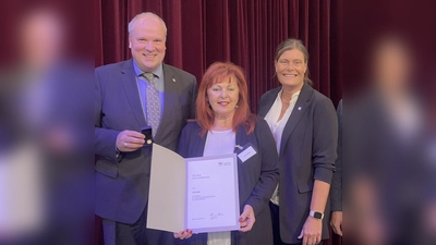 Irene Steele wurde von Landrat Christoph Göbel ausgezeichnet. Es gratulierte herzlich Bürgermeisterin Mindy Konwitschny (r.).  (Foto: hw)