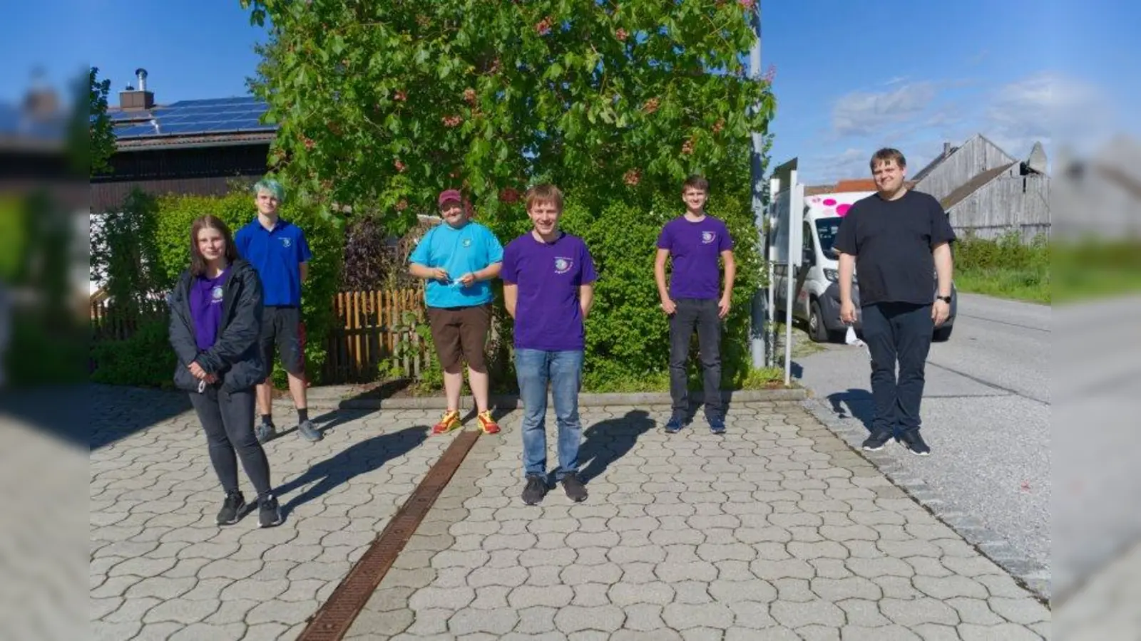 Daniel Hosse (hinten von links), Michael Huberth, Andreas Hosse, Fabian Thurner, Melina Hennig (vorne links) und Daniel Illich (vorne rechts) engagieren sich im Jugendrotkreuz. (Foto: JRK)
