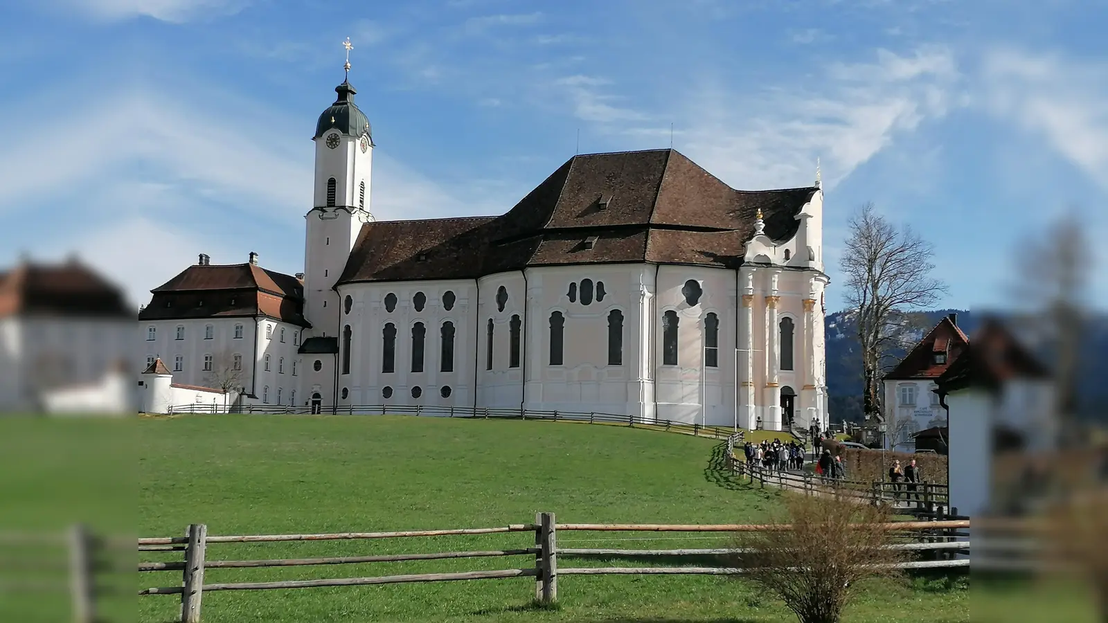 Die Wieskirche ist eines der Ziele des Münchner BergBusses. Er fährt nun wieder auf zwei Linien zu beliebten Ausflugs- und Wanderzielen.  (Foto: job)