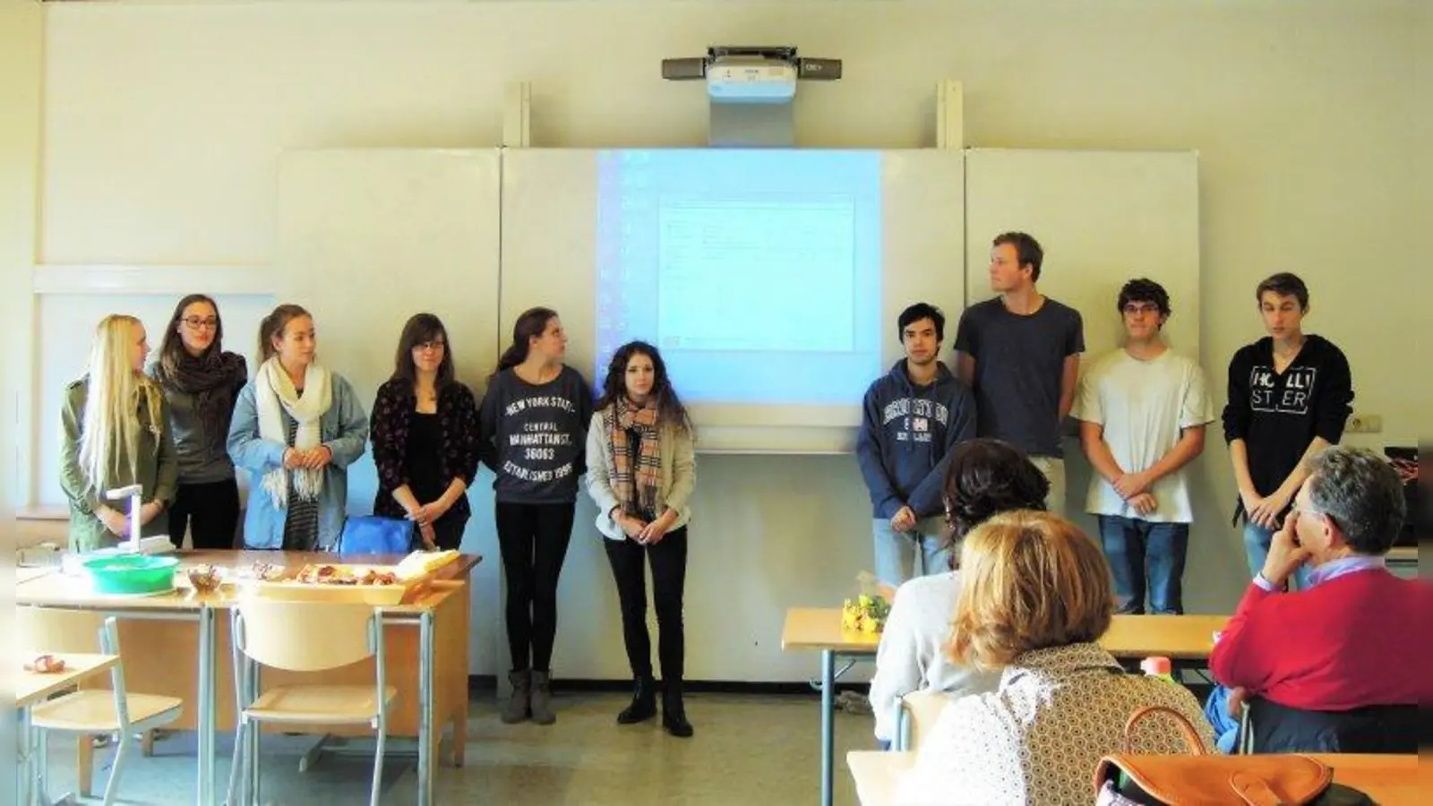 Zwei von der zwölfköpfigen Truppe des P-Seminars, das sich selbst den Namen „Union 12” verpasste fehlen. Aber namentlich werden hier alle genannt: (Foto: jb)