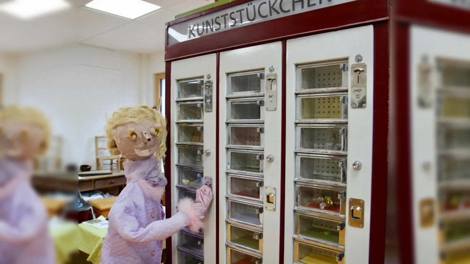 Kunststückchen! Die vielen Kreationen aus Holz, Keramik, Metall, Ton, Stoff, Farbe und Papier, die im Laufe des Schuljahres entstehen, sind im Kunstkiosk „Kunststückchen“ zu bestaunen. (Foto: us)