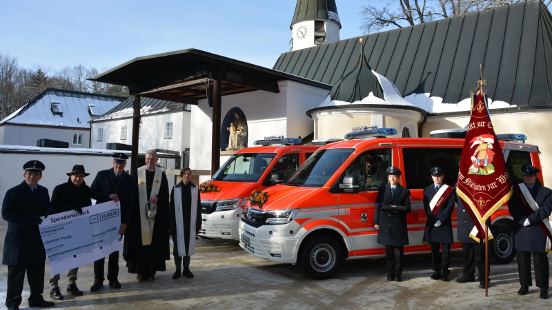Die beiden Mannschaftswägen wurden auf dem Wallfahrtsplatz vor Maria Eich geweiht. (Foto: FFW Planegg)